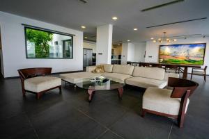 芽庄Valentine Villa Nha Trang B8的客厅配有沙发和桌椅