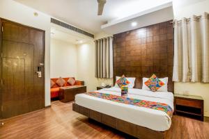 新德里FabHotel Aashraye的一间卧室,卧室内配有一张大床
