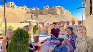 斋沙默尔Abu Safari Jaisalmer的一群坐在城堡前的人
