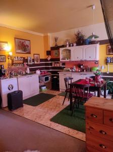 利托梅日采Pension Relax-Hvězdička的厨房配有白色橱柜和桌子