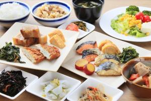 福冈Richmond Hotel Tenjin Nishi-Dori的一张桌子,上面放着各种食物的盘子