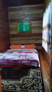Kayu AroPelangi Guest House的一间卧室配有一张木镶板床