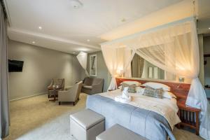 卡萨内Chobe Safari Lodges的一间带大床的卧室和一间客厅