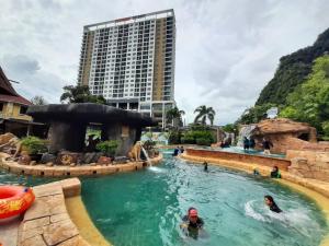 怡保Sunway Onsen Theme Park View @Lost World of Tambun的水上人游主题公园的游泳池