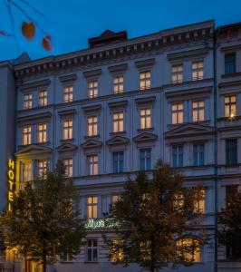 柏林柏林梅耶精品酒店的建筑物的外墙,灯亮