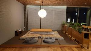 日光K's House Nikko - Kinugawa Onsen Hostel的客房内的2张床