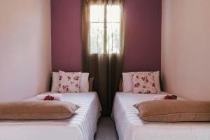 卡利地亚The Mills House的带窗户的客房内设有两张单人床。