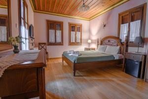 切佩洛沃芭比格迪斯酒店 的一间卧室设有一张床和木制天花板