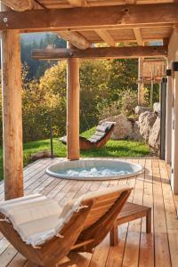 PerasdorfJakob Chalets的木制甲板上带热水浴池的天井