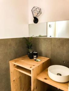 布雷西亚Casa Rita的浴室配有带水槽的木制台面