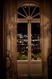 开普敦Dorp Hotel的窗户,晚上可欣赏到城市美景