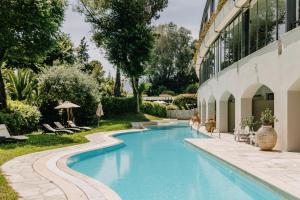 科孚镇科孚宫酒店的一座游泳池,位于一座建筑旁的院子内