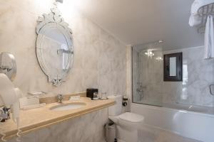 科孚镇科孚宫酒店的一间带水槽、卫生间和镜子的浴室