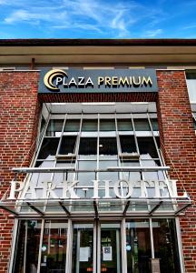 诺德施泰特PLAZA Premium Parkhotel Norderstedt的大楼前的比萨饼店标志