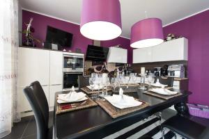 卡尔斯哈根Kapitaensweg 24的一间拥有紫色墙壁和桌椅的用餐室