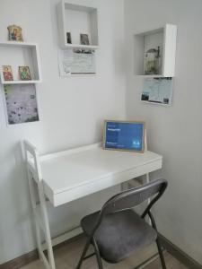 胡内多阿拉AmigoHD²的一张白色的桌子,上面有一台笔记本电脑