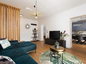 瓦布里加Luxury Apartment Vabriga的客厅配有绿色沙发和电视