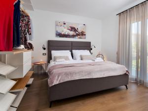 瓦布里加Luxury Apartment Vabriga的一间卧室设有一张大床和一个大窗户