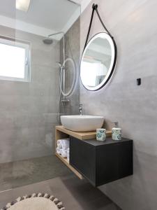 瓦布里加Luxury Apartment Vabriga的一间带水槽和镜子的浴室
