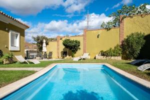 奇尔切斯Villa Pepa的一座房子的院子内的游泳池