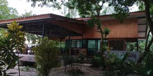 阁帕延岛帕亚卡巴纳旅馆的一座带树木的大屋顶的房子