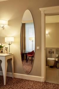 维尔纽斯拉顿达中心酒店的一间位于酒店客房内的带镜子的浴室