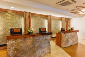 马尼拉Kabayan Hotel Pasay的酒店大堂设有大型岩石柜台