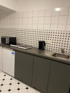 巴特诺因阿尔-阿尔韦勒Ferienzimmer Nr.20的厨房配有水槽和台面