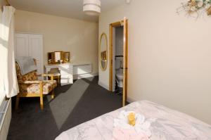 克利夫登Cottage 171 - Clifden的一间卧室配有一张床,另一间卧室配有镜子