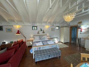 诺里奇Sailaway perfect romantic break的一间卧室配有一张床、一张沙发和一张桌子
