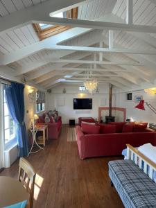 诺里奇Sailaway perfect romantic break的客厅配有红色沙发和电视