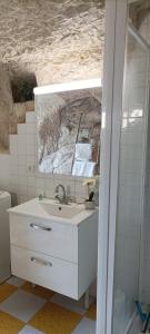 蒙索罗Gite des Perreyeurs - maison troglodyte avec vue sur Loire的一间带水槽和镜子的浴室