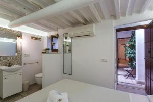马略卡岛帕尔马Casa Catalina的白色的浴室设有卫生间和水槽。