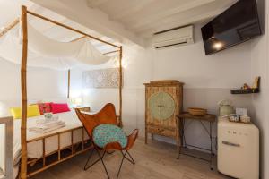 马略卡岛帕尔马Casa Catalina的一间卧室配有一张床、一张桌子和一把椅子