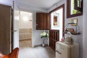 马略卡岛帕尔马Casa Catalina的一个小走廊,配有冰箱和门