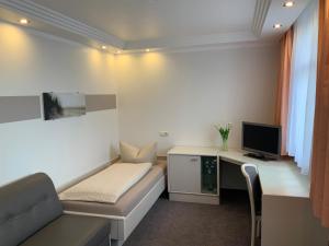 塞巴特阿尔贝克德兰士瓦别墅旅馆的客房设有一张沙发和一张带电视的书桌。