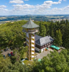 ScheibenbergBürger- und Berggasthaus Scheibenberg的塔楼建筑的顶部景观