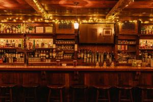 纽约The William powered by Sonder的酒吧,酒吧的凳子在酒室里