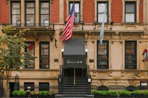 纽约The William powered by Sonder的两面旗帜在建筑物前飞