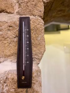 阿卡Bab al-sham funduk的石墙边的温度计