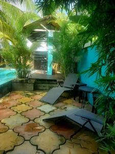欧丘里欧Hidden Gem @ White River Ocho Rios - Secluded Retreat for Four的客房设有带棕榈树和游泳池的庭院。