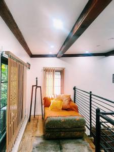 欧丘里欧Hidden Gem @ White River Ocho Rios - Secluded Retreat for Four的带阳台的一张床客房