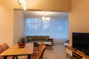塔尔图Dorpat Apartment的客厅配有沙发和桌子