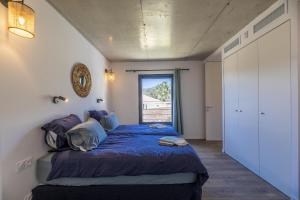 韦基奥圣露西港口Appartement Dea的一间卧室配有一张带蓝色棉被的床和窗户。