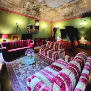拉文纳卡萨马索利酒店的客厅配有2张沙发和1张床