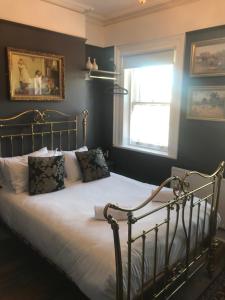 贝尔法斯特The Warren Belfast的一间卧室配有一张带白色床单的床和一扇窗户。