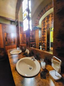 拉文纳卡萨马索利酒店的一间带两个盥洗盆和大镜子的浴室