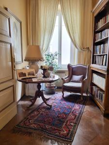 拉文纳卡萨马索利酒店的客厅配有桌子、椅子和窗户