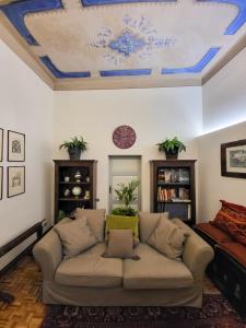 拉文纳卡萨马索利酒店的带沙发和天花板的客厅