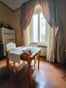 拉文纳卡萨马索利酒店的客厅配有桌子和窗户
